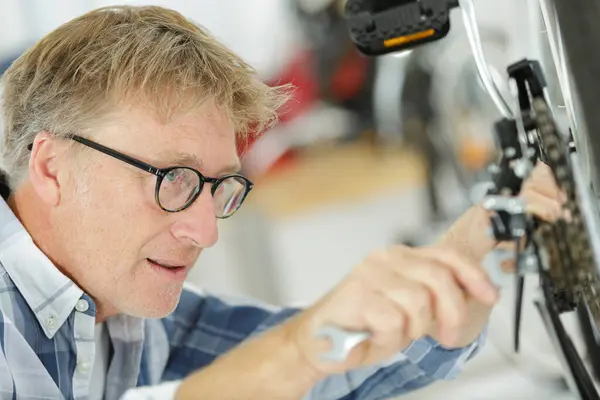 Reparador Bicicletas Fixando Engrenagem Central Roda — Fotografia de Stock
