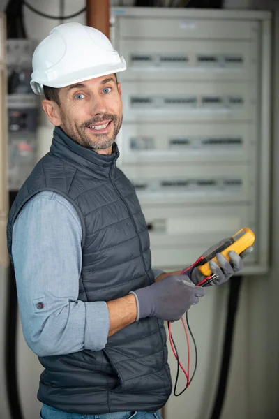 Eletricista Usando Equipamentos Atuadores Elétricos Caixa Fusíveis — Fotografia de Stock