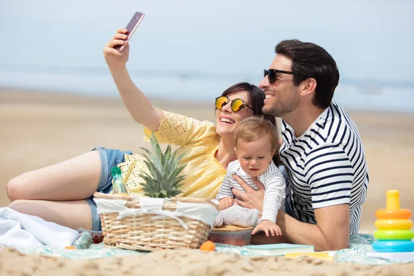 Jovem Casal Feliz Com Bebê Fazendo Uma Selfie — Fotografia de Stock