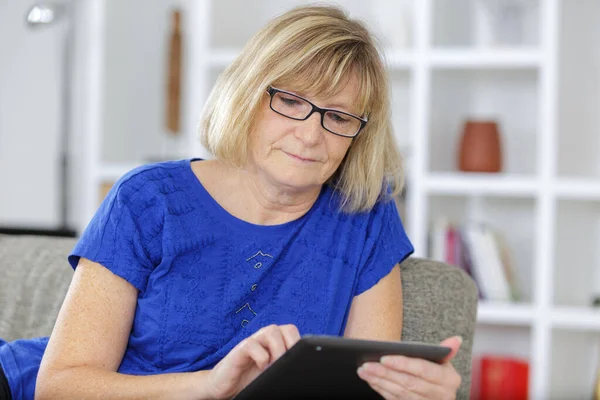 Donna Anziana Con Tablet Seduta Sul Divano Soggiorno — Foto Stock