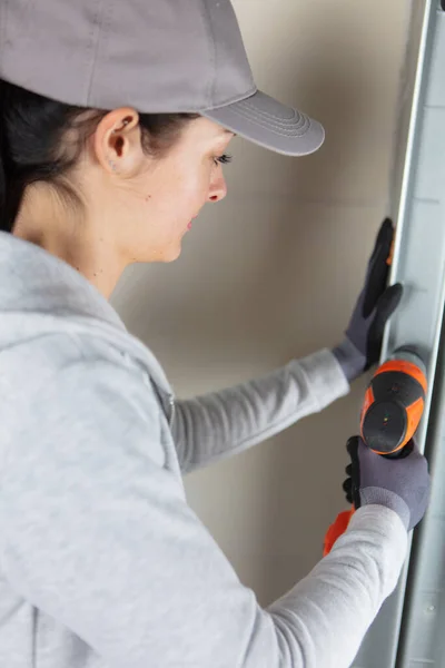 Young Woman Construction Worker Working Screwdriver — Stock Photo, Image