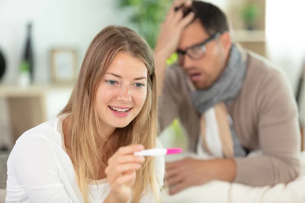 Ζευγάρι Δείχνει Μικτές Αντιδράσεις Ένα Τεστ Εγκυμοσύνης — Φωτογραφία Αρχείου