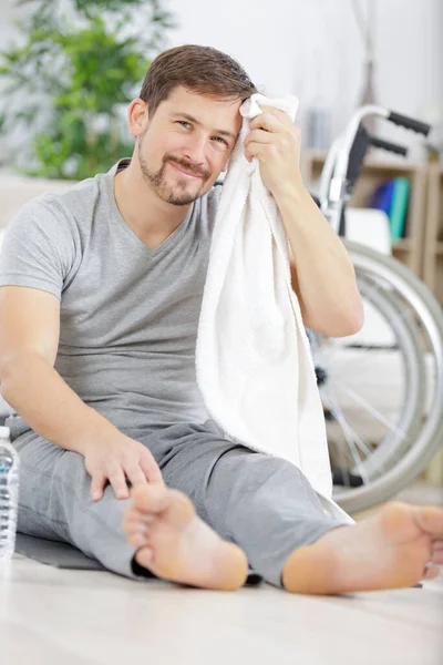 Hombre Limpiado Con Una Toalla — Foto de Stock