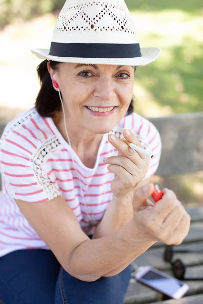 Attractive Mature Woman Smoking Cigarette Park — Stock Photo, Image