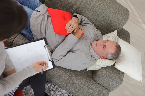 Άντρας Κάθεται Στον Καναπέ Νιώθοντας Απελπισμένη Κατάθλιψη — Φωτογραφία Αρχείου
