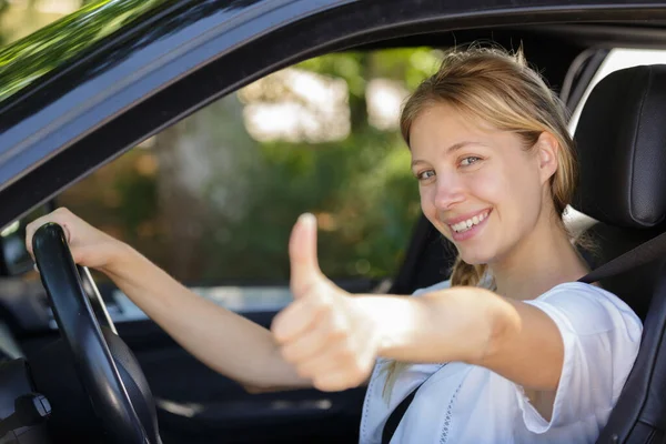 一个年轻女子的画像 她的车内有大拇指 — 图库照片
