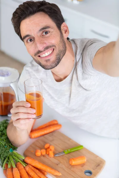 Man Taking Selfie Holding Homemade Carrot Juice — Stock Photo, Image