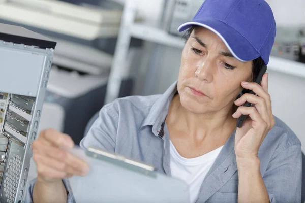 Woman Phone Fixing — Stock Photo, Image