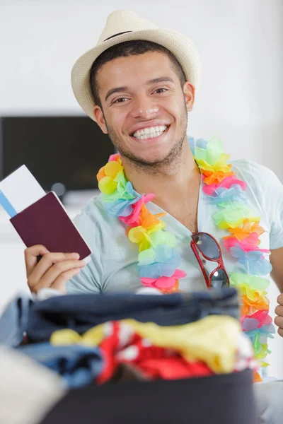 Портрет Счастливого Молодого Человека Паспортом — стоковое фото