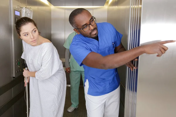 医生告诉病人从电梯走哪条路 — 图库照片