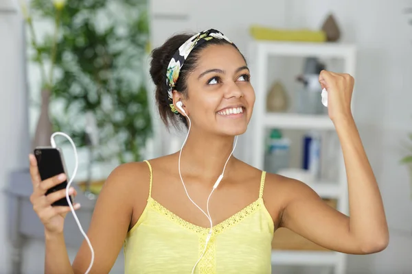 Mooie Jonge Vrouw Met Oortjes Luisteren Haar Favoriete Muziek — Stockfoto