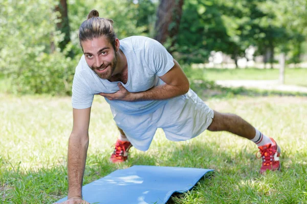 Masculino Fazendo Exercício Prancha — Fotografia de Stock