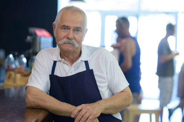 Portret Van Een Senior Barman — Stockfoto