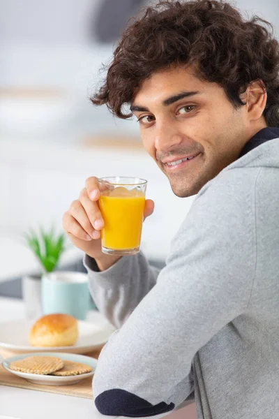 Hombre Guapo Disfrutando Jugo Naranja — Foto de Stock