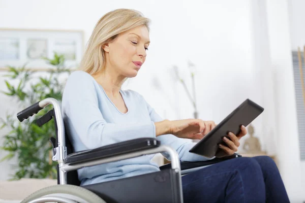 Szczęśliwy Dojrzałe Kobieta Wózku Inwalidzkim Pomocą Interent Pomoc — Zdjęcie stockowe
