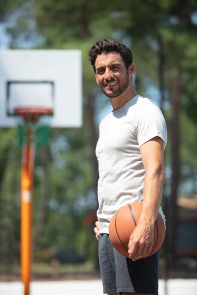 ハンサムな白人男性バスケットボール選手 — ストック写真