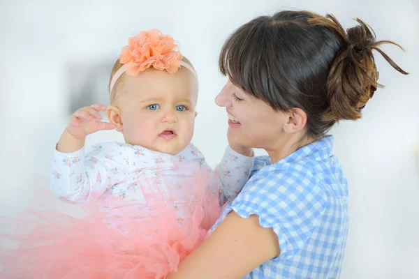 Gelukkig Jong Mam Met Baby Meisje — Stockfoto