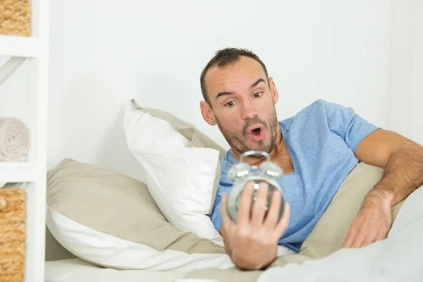Hombre Sorprendido Cuando Despierta Tarde Para Una Cita —  Fotos de Stock