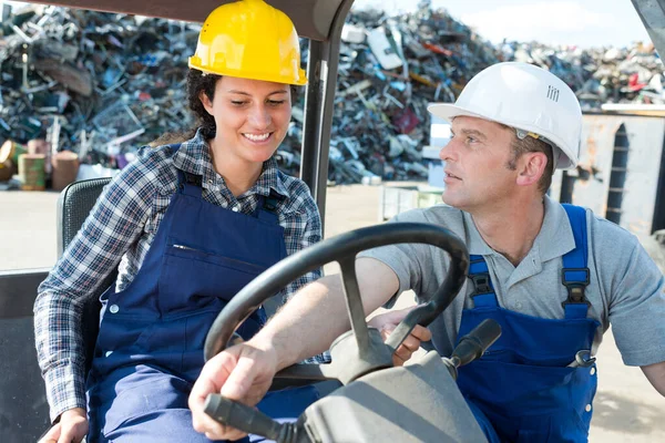 産業分野のマネージャーと女性フォークリフトトラック運転手 — ストック写真