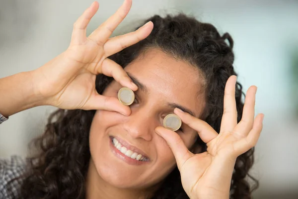 Hermosa Chica Sonriente Sosteniendo Moneda Oro Por Los Ojos — Foto de Stock