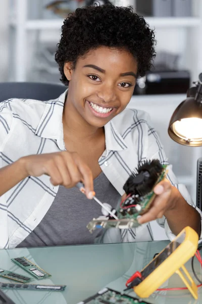 Γυναίκα Τεχνικός Επισκευάζει Έναν Υπολογιστή — Φωτογραφία Αρχείου