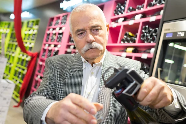 年配の男性が人生に深くワインの思考を試飲 — ストック写真