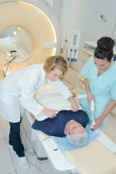 Enfermeras Preparando Paciente Para Resonancia Magnética —  Fotos de Stock