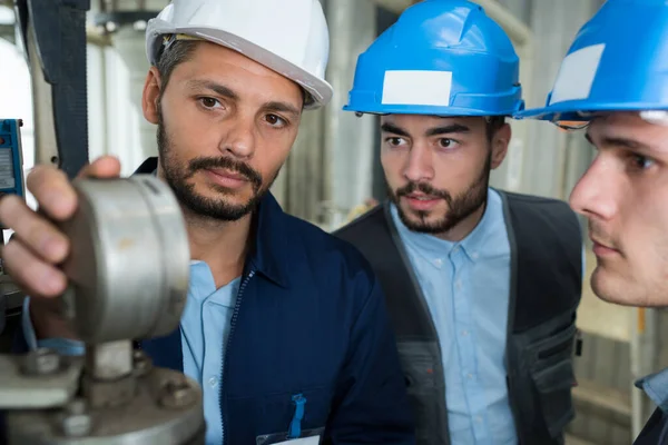 Três Trabalhadores Sexo Masculino Que Inspecionam Calibre Maquinaria Fábrica — Fotografia de Stock