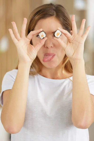 Jovem Cobrindo Seus Olhos Com Rolos Sushi — Fotografia de Stock