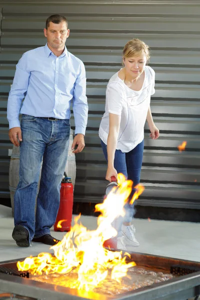 Aki Bemutatja Tűzoltó Készülék Működését — Stock Fotó