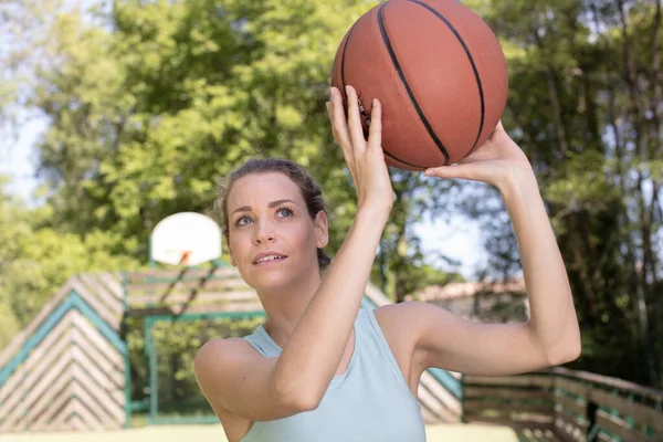 若い女性のループにバスケット ボールを投げるために準備 — Stock fotografie