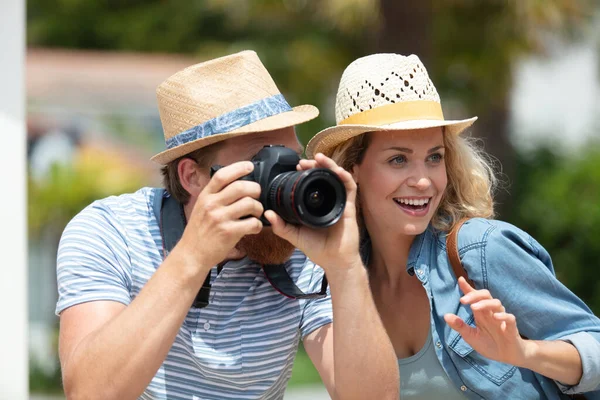 Aufgeregtes Paar Beim Fotografieren — Stockfoto