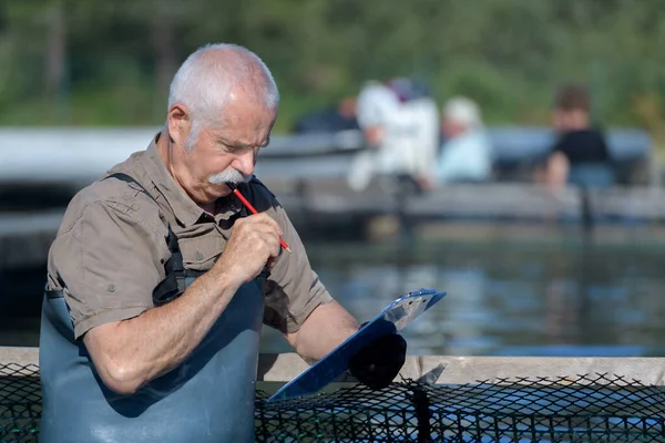 Aquakultur Arbeiter Studiert Sein Klemmbrett — Stockfoto