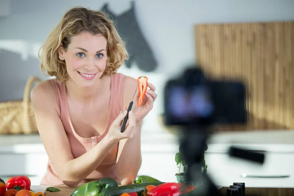Kız Evde Sebzelerle Yemek Pişiriyor Video Kaydediyor — Stok fotoğraf
