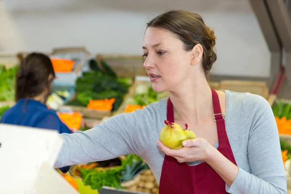 Vrouw Markt Voor Fruit Met Winkelmandje — Stockfoto