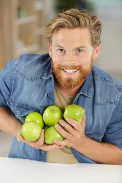 Yeşil Elma Tutan Mutlu Genç Adam — Stok fotoğraf