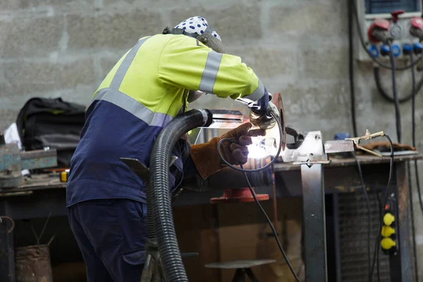 工人在工厂中焊接金属 — 图库照片