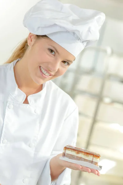 Chef Met Individuele Taart Palm Van Haar Hand — Stockfoto