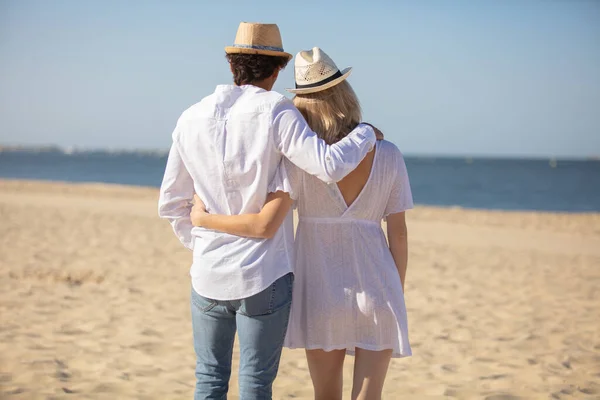 年轻夫妇享受海滨假期 — 图库照片