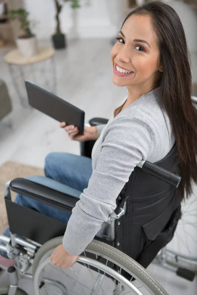 Veselá Žena Invalidním Vozíku Drží Tablet — Stock fotografie