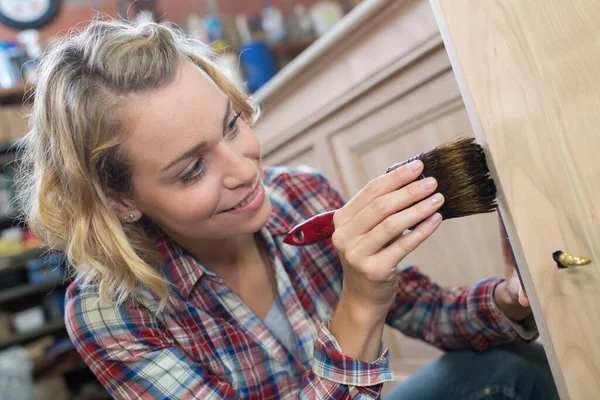 Женщина Рисует Деревянный Шкаф — стоковое фото