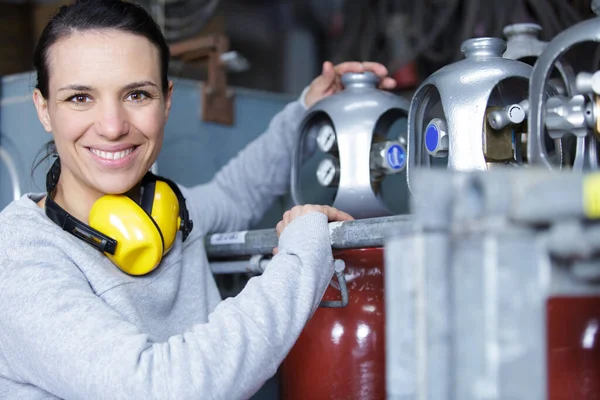 Mujer Feliz Una Fábrica Petróleo Gas —  Fotos de Stock