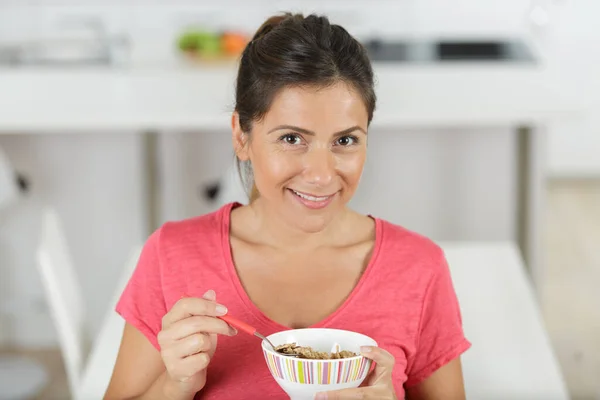 Όμορφη Γυναίκα Τρώει Δημητριακά Στην Κουζίνα Για Πρωινό — Φωτογραφία Αρχείου