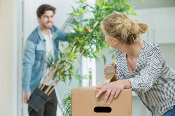 Mulher Embalagem Papelão Grande Enquanto Move — Fotografia de Stock