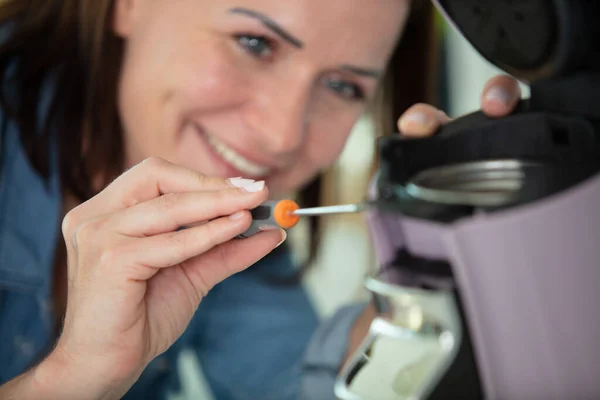 Een Vrouw Repareert Een Koffiezetapparaat — Stockfoto