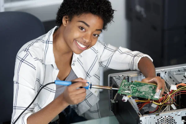 壊れたコンピュータのハードドライブを修理する女性エンジニア — ストック写真