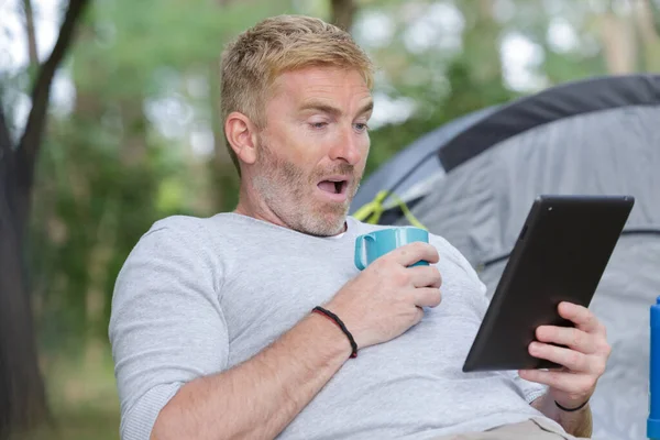 Man Met Digitale Tablet Camping Tent — Stockfoto
