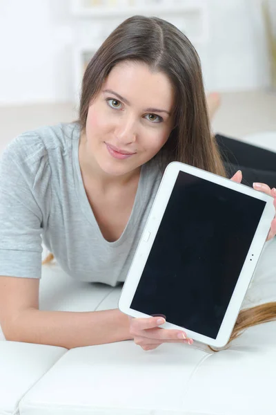 Uma Mulher Está Apresentando Tablet — Fotografia de Stock