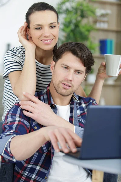 Çift Rahatlıyor Dizüstü Bilgisayara Bakıyor — Stok fotoğraf