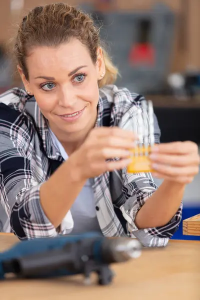 Professionelle Reparaturfachfrau Posiert Ihrer Werkstatt — Stockfoto